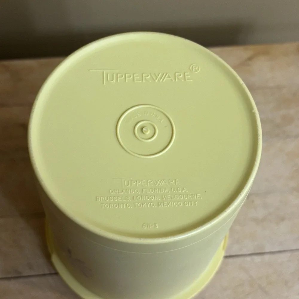 Tupperware vintage yellow